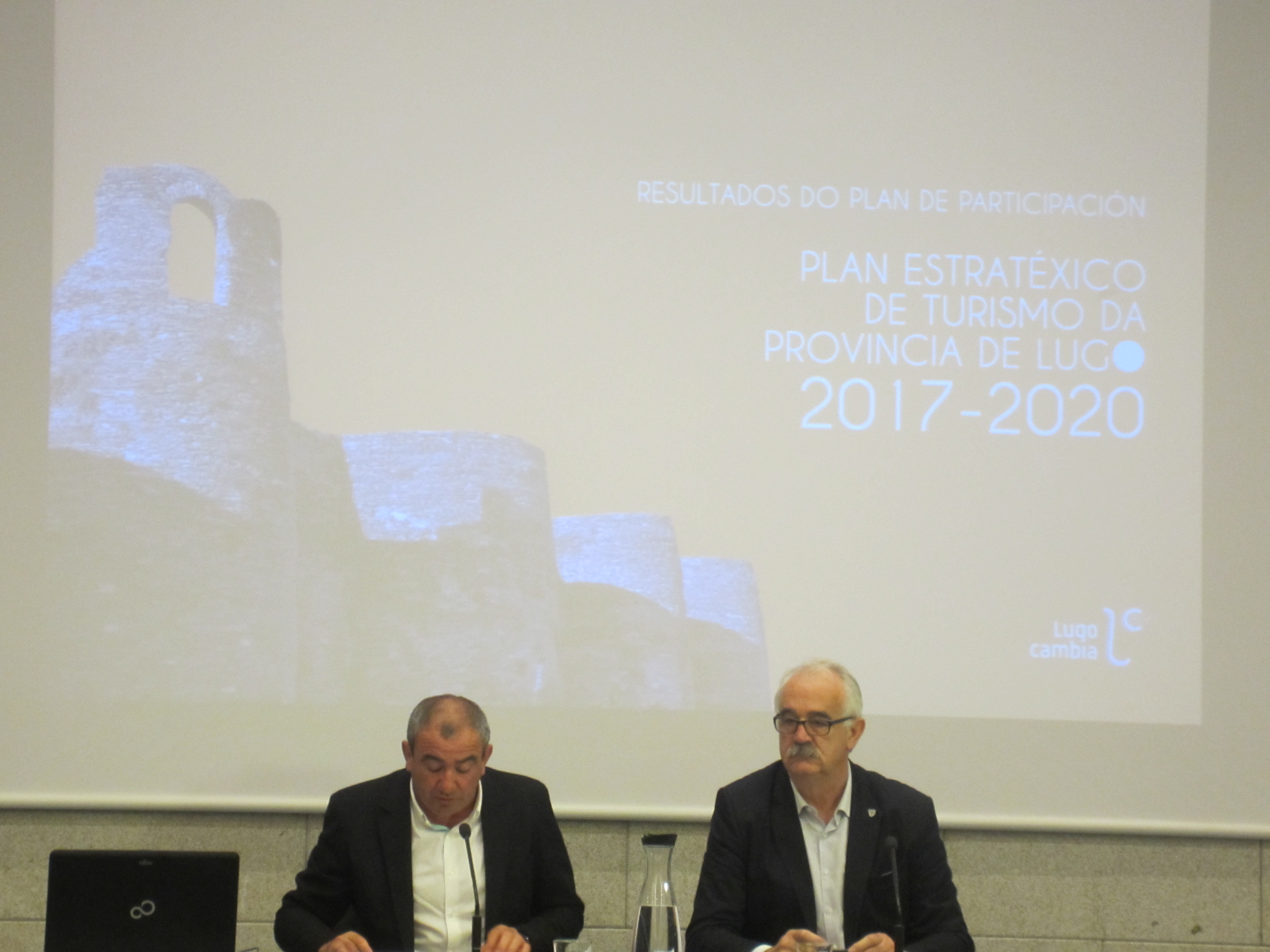 O Presidente da Deputación, Darío Campos Conde, xunto ao Deputado de Turismo, Eduardo Vidal Baamonde,na presentación das Conclucións.  