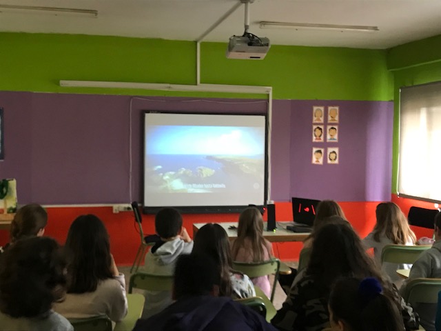 Alumnos do CEIP CEIP Jose María Lage de Ortigueira e do IES Monte Castelo de Burela, participaron na campaña escolar de Mares de Cultura. Os Nenos e o Mar